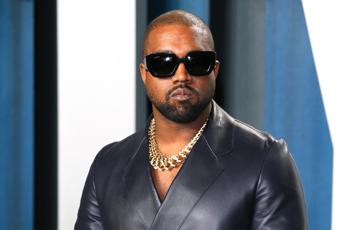 Kanye West nella bufera, presenta nuovo album con cappuccio stile Ku Klux Klan