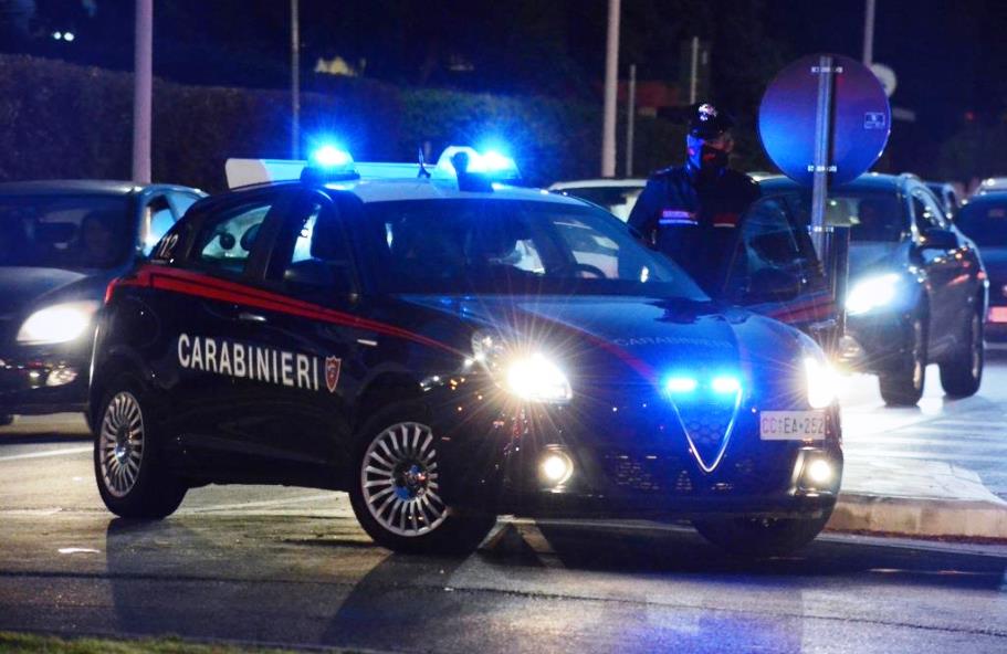 immagine di un auto dei carabinieri