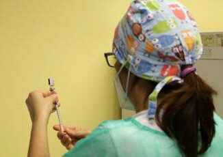 Vaccini e obbligo medici contro Borghi Si torna indietro di 100 anni
