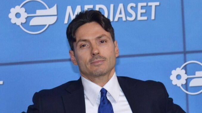 Berlusconi, il figlio Pier Silvio lo ricorda a Mediaset: “Il suo modo di essere e lavorare parte del nostro Dna”