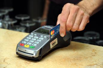 Indagine Altroconsumo, in metà dei tabaccai impossibile usare carte o bancomat per pagamenti