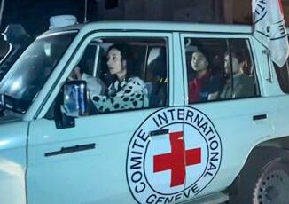 Israele Asher riabbraccia moglie e figlie dopo 40 giorni Risorgeremo dal trauma