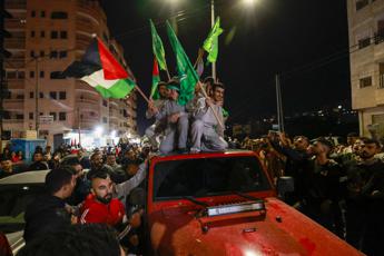 Israele, scarcerata palestinese malata di cancro: “Felice di essere a casa”