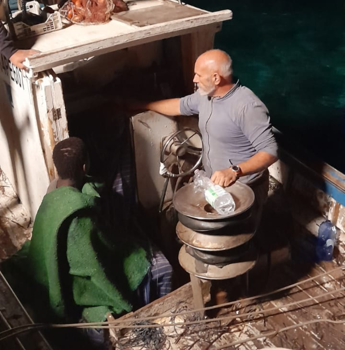 Migranti, pescatore Lampedusa: “Stremati e affamati, così li ho salvati”