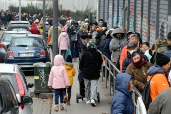 Povertà a Milano, le storie di chi è in fila per un pasto: “Qui per sopravvivere”