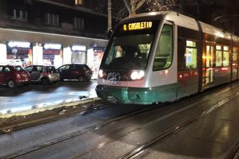 Roma, sfonda vetro tram 8 con un calcio: ferita da schegge una 19enne