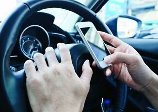 Video mentre guidano sorpassi senza freccia e alta velocita gli italiani al volante