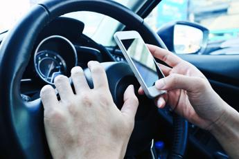 Video mentre guidano, sorpassi senza freccia e alta velocità: gli italiani al volante