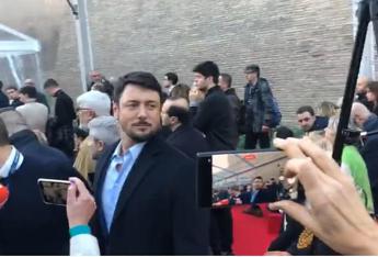 Andrea Giambruno ad Arteju, il saluto con Arianna Meloni