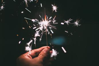 Capodanno 2024, il pediatra: “Con i bimbi no a botti e ‘stelline’, non esistono fuochi sicuri”