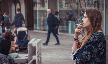 Fumo tradizionale vs sigarette elettroniche: i numeri del fenomeno in Italia