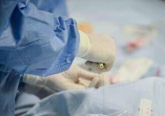 Ingoia scheggia di plastica salvata bimba di 14 mesi a Bari