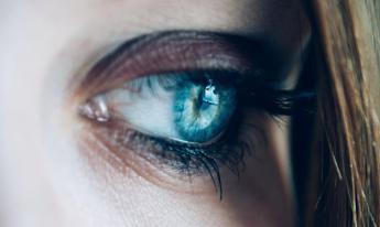 L’odore delle lacrime delle donne riduce l’aggressività maschile: la ricerca