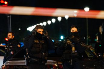 Parigi, uccide turista tedesco al grido di ‘Allah Akbar’: già condannato in passato per terrorismo