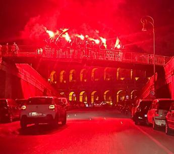 Roma, sit-in a Ponte degli Annibaldi: accesi fumogeni