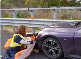 Ultima Generazione blocca traffico A12 vicino Roma, due attivisti quasi investiti – Video