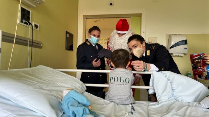 Il Babbo Natale della Polizia di Stato fa visita ai bambini del Regina Margherita 1 Babbo Natale della polizia di stato visita i bambini dell'ospedale Regina Margherita di Torino
