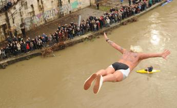 Capodanno, ‘Mister Ok’ rinuncia a tuffarsi nel Tevere: “Ha prevalso ragione, largo ai giovani”