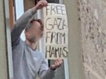 Cartello con “Gaza libera da Hamas”, fischi a manifestazione Milano