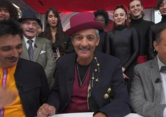 Fiorello, ritorno alla grande: battute sul Papa da Fazio poi la telefonata con l’aldilà a Berlusconi 4 Fiorello ritorno alla grande battute sul Papa da Fazio poi la telefonata con laldila a Berlusconi