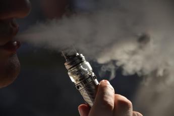 Funziona per ridurre il danno da tabacco, ma continuano le critiche alle sigarette elettroniche: perché?