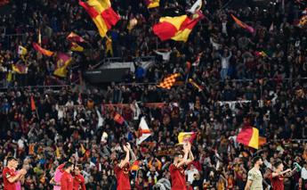 Lazio-Roma, ferito alla testa da un petardo: arrestato tifoso che l’ha lanciato