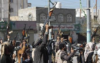 Mar Rosso, la minaccia degli Houthi: “Attacchi Usa e Gb non saranno senza risposta”