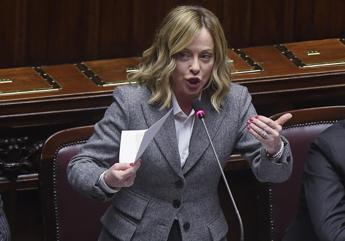 Meloni alla Camera contro tutti, non arretra su Stellantis e ‘morde’ le opposizioni