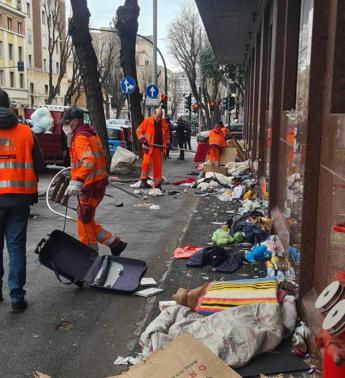 Roma, bonifica e rimozione di rifiuti e giacigli in viale Manzoni all’Esquilino