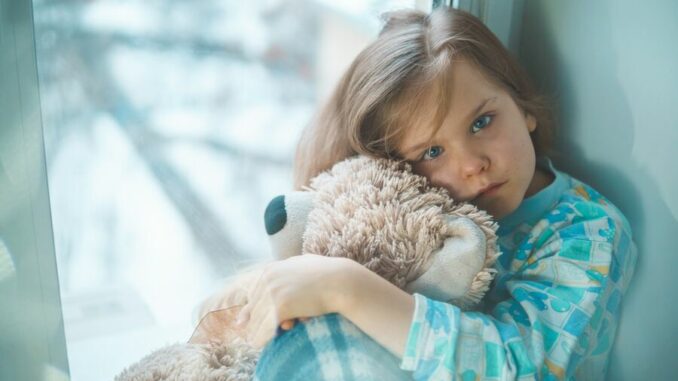 bambina triste in ospedale bambina triste in ospedale