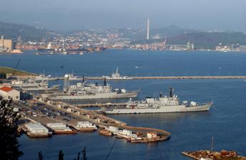 Bambini palestinesi in Italia, sbarcata a La Spezia la nave Vulcano con 18 famiglie