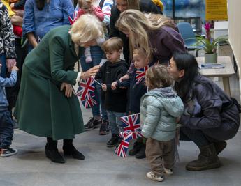 Camilla si carica e il peso della corona mentre Carlo si riprende