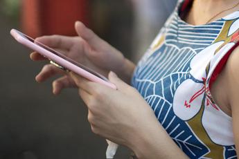 Controllo come segno d’amore e violenza in coppia, i dati choc sugli adolescenti in un report