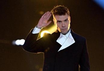 Fedez e i versi per Ferragni in ‘Sexy shop’: “Dici che sono bastardo ma per te io non cambio”
