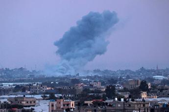 Gaza, Israele assedia Khan Younis: blitz forze speciali in ospedale Nasser