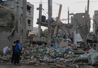 Gaza, oltre 30mila morti da inizio guerra. Nuovi raid Israele su campi profughi