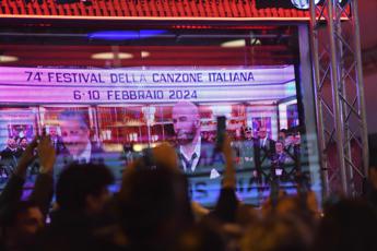 John Travolta e le scarpe: uno spot anticipava lo show di Sanremo