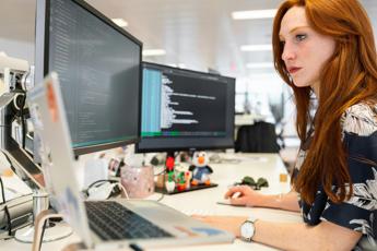 Lavoro, Amazon e Amazon Web Services puntano su formazione Stem delle giovani donne