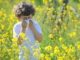 Naso chiuso starnuti e lacrime arrivano le allergie di primavera. Come riconoscerle e cosa fare