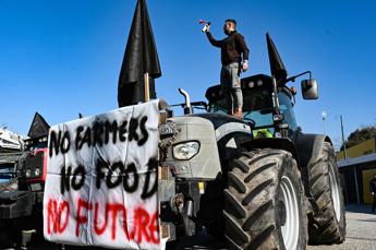 Protesta agricoltori assedia l’Europa, trattori bloccano i valichi di frontiera tra Olanda e Belgio