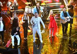 Sanremo 2024, Ariston come una balera con 'Romagna Mia' 4 Sanremo 2024 Ariston come una balera con Romagna Mia