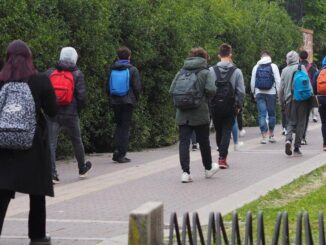 Scuola, Valditara: "Stop ai cellulari in classe anche alle superiori" 2 Scuola Valditara Stop ai cellulari in classe anche alle superiori
