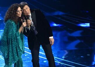 Teresa Mannino fa cantare Gianni Morandi ovazione per Cera un ragazzo