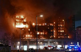 Valencia, maxi incendio in un condominio: almeno 4 morti e 20 dispersi