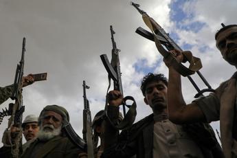Attacco Houthi a nave cargo, morti tre membri dell’equipaggio