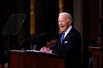 Biden, il discorso sullo Stato dell’Unione: “Il mio messaggio per Putin: non mi inchino”