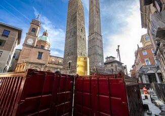 Bologna Torre Garisenda a rischio per salvarla stessi tralicci usati per Torre di Pisa