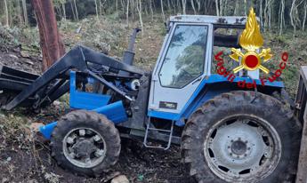Il trattore si ribalta e schiaccia il conducente, tragedia in Sardegna