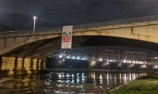 **Mo: a Roma affisso su ponte Garibaldi manifesto per rilascio rapiti da Hamas** 4 Mo a Roma affisso su ponte Garibaldi manifesto per rilascio rapiti da Hamas