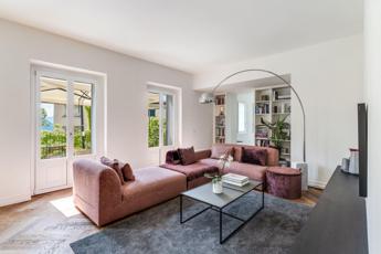 Tra architettura e paesaggio gli infissi Prolux Evolution di Oknoplast incorniciano una splendida vista sul lago di Como